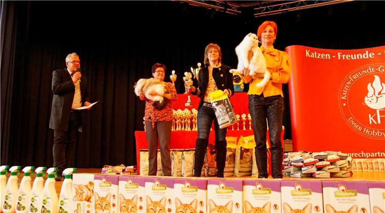 Andreas Kretschmer-Kraiczek (li.) beglückwünscht drei der glücklichen Gewinner des Wochenendes.MIH