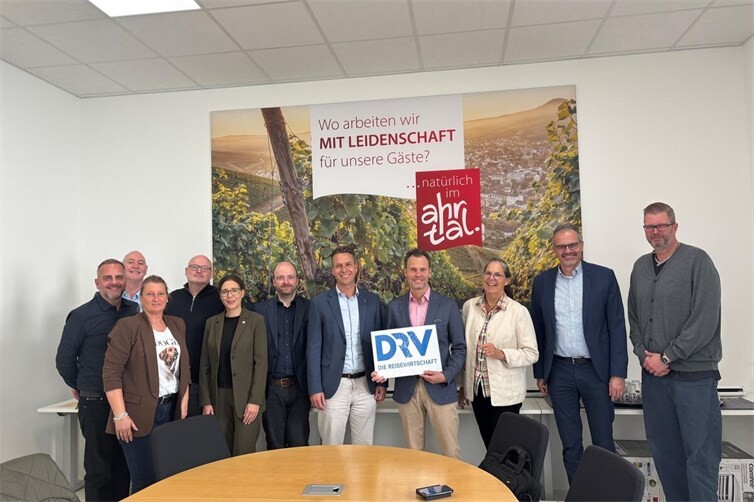 Andreas Lambeck (4. V. l.), Geschäftsführer des Ahrtal-Tourismus, und Bürgermeister Pascal Rowald (5. V. r.) begrüßten die Ausschussmitglieder beim Ahrtal-Tourismus.