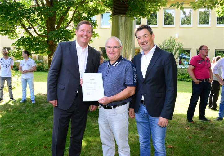 Andreas Land (Geschäftsführender Gesellschafter) (links) und Bernd Zimmermann (Leiter Technischer Dienst) (rechts) dankten Wolfgang Hemb bei seiner Verabschiedung für die freundschaftliche Verbundenheit und wussten seinen wertvollen Beitrag zur Entwicklung des Unternehmens zu schätzen.
