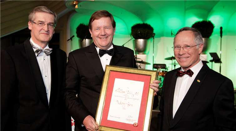 Andreas Land (Mitte), Geschäftsführender Gesellschafter von Griesson - de Beukelaer, freut sich über die „Goldene Uhr des SG“. Links: Hans Strohmaier, SWEETS GLOBAL NETWORK, rechts: Thomas Bruch, Globus SB-Warenhaus Holding. Griesson de Beukelaer