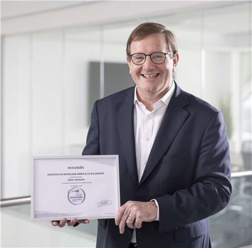 Andreas Land, geschäftsführender Gesellschafter mit dr EcoVadis-Urkunde. Foto: Griesson - de Beukelaer