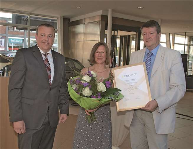 Andreas Lang Vorsitzender der Touristik Winningen konnte die Urkunde in diesem Jahr an Irmgard und Andreas von Canal vom Weingut Freiherr von Heddesdorff überreichen. (v.l.).