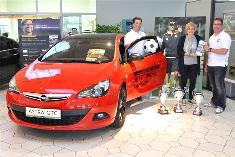 Andreas Lanser (l.) und Marc Widerstein vom SV Rheinland und Stefanie Sürth (Autohaus Opel Sürth) freuen sich auf das Vorrundenturnier des OPEL FAMILY CUP in Mayen. privat