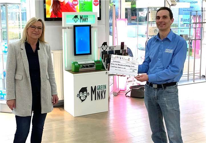 Andreas Lieboner, Mitarbeiter der Fa. Funk Frank GmbH aus Neuwied, überreichte Frau Kuhn vom Verein für Menschen mit Behinderung e. V. einen großzügigen Scheck über 500 Euro.Quelle: TSC TeleServiceCenter GmbH