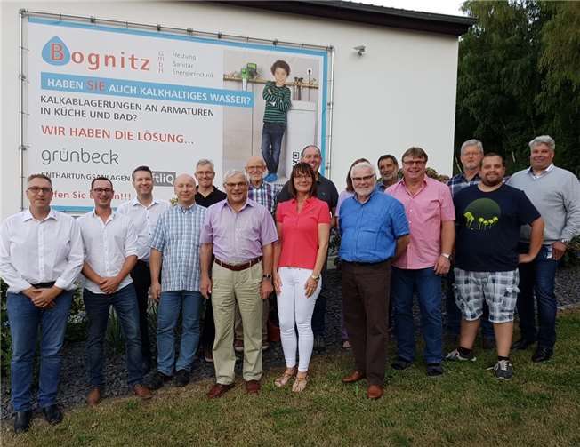 Andreas Lips (v.li.), Stefan Eberle, (beide Firma Bognitz), Marcus Franke (MIT Koblenz-Montabaur) und die anwesenden Mitglieder des Vorstandes der CDU Rhein-Mosel, um den Wolkener Ortsbürgermeister und Vorsitzenden der CDU Wolken, Walter Hain. privat