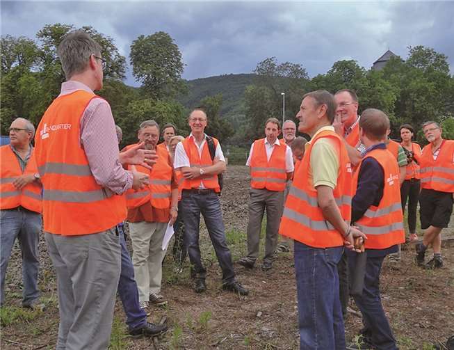 Besuch des „Rheinquartiers“ in Lahnstein Andreas Mangold von der Rheinquartier GmbH & Co KG erläuterte den rund 30 Gästen die geplanten Maßnahmen auf dem ehemaligen Güterbahnhofsgelände. privat