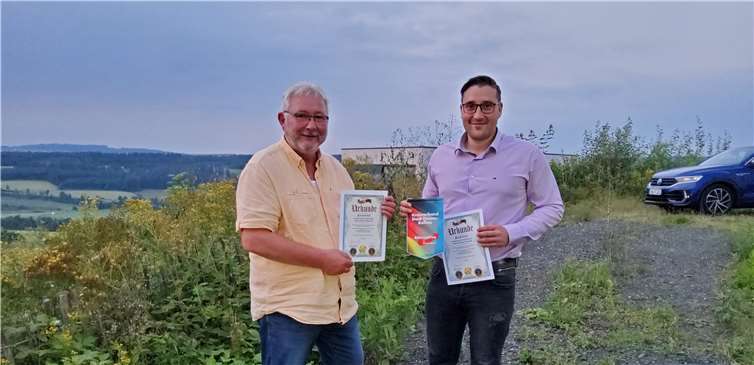 Andreas Mrosek (Dessau-Roßlau) und Jan Strohe (Westerwald) unterzeichneten die Urkunde. Foto: privat