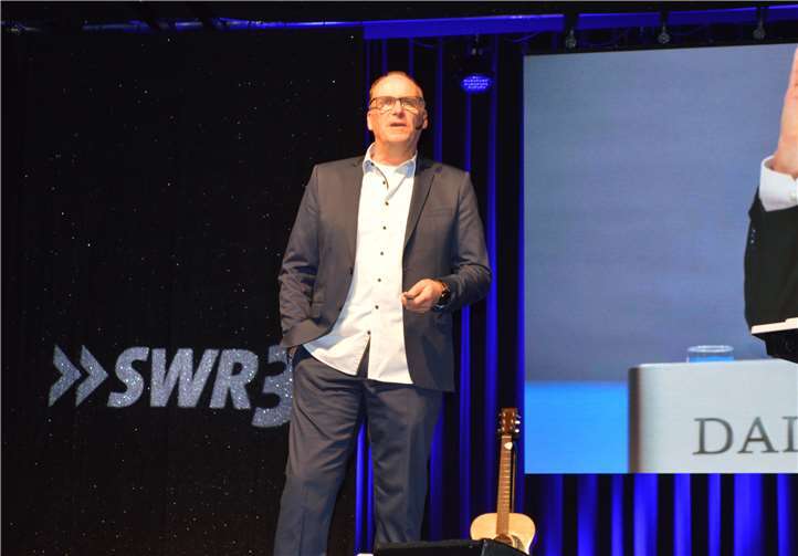 Andreas Müller vor der Leinwand, die ihn während der gesamten Show in der Rheinhalle begleitete.Fotos: AB