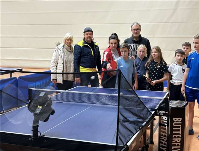 Andreas Neideck mit den TT-Kids. Quelle: DJK Ochtendung 1920 e.V.