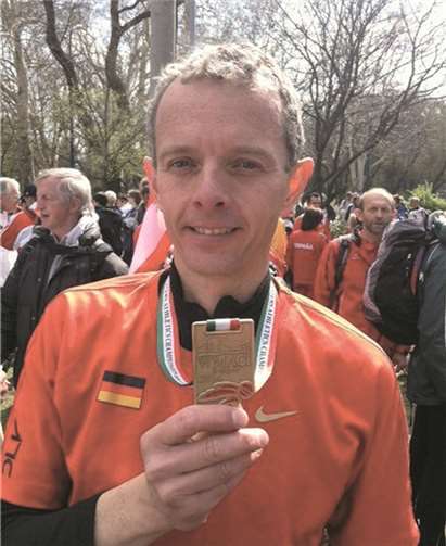 Andreas Nickenig präsentiert stolz seine Goldmedaille.  privat