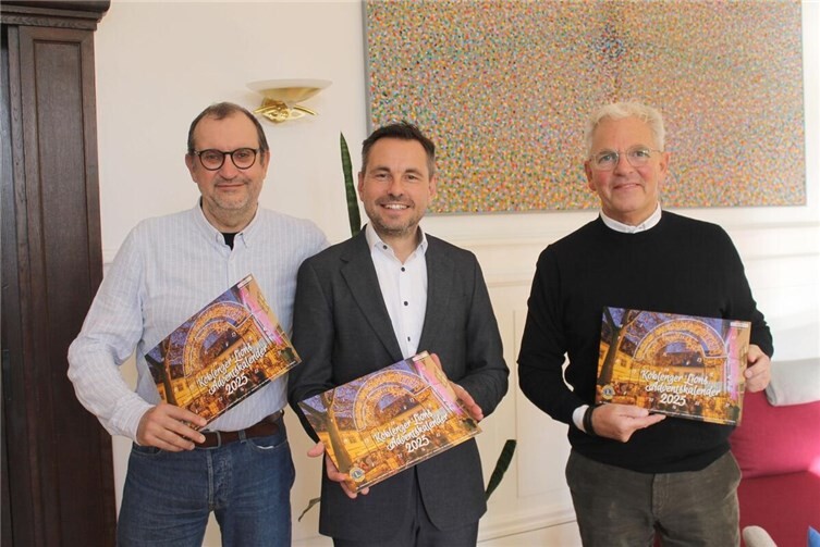 Gewinnen, Freude schenken und Gutes tun   Andreas Oberanner (links), Volker Fries (rechts) vom Lions-Kalenderteam bei der Vorstellung des diesjährigen Koblenzer Lions Adventskalenders mit Oberbürgermeister David Langner. Foto: Thomas Knaak/Pressestelle Stadt Koblenz