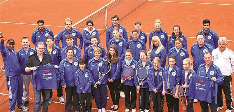 Andreas Pfeffer, Franchisepartner für Swiss Life Select, stattete im Rahmen des Aktionstages „Deutschland spielt Tennis“ 55 Jugendliche und Aktive des TC Neuwied mit neuen Trainingsanzügen aus.  Privat