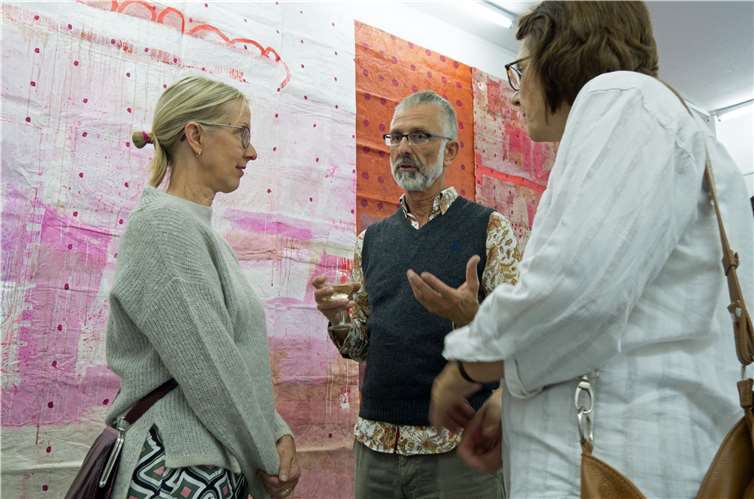 Andreas Reichel erläutert Besuchern seine Raumgrafik.