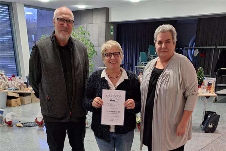 Andreas Reinshagen und Marlies Hoffmann bei der Ehrung von Martina Bretz für 20jährige Mitgliedschaft. Foto: privat