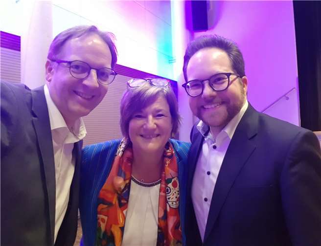 Andreas Reitz, Leiterin der Bewegungsgruppe Mülheim-Kärlich, gemeinsam mit dem Ersten Kreisbeigeordneten Pascal Badziong (re.) und dem Kreistagsmitglied Horst Hohn beim diesjährigen Jugend- und Sozialempfang, in dessen Verlauf sie für ihr ehrenamtliches Engagement ausgezeichnet wurde. Foto: privat