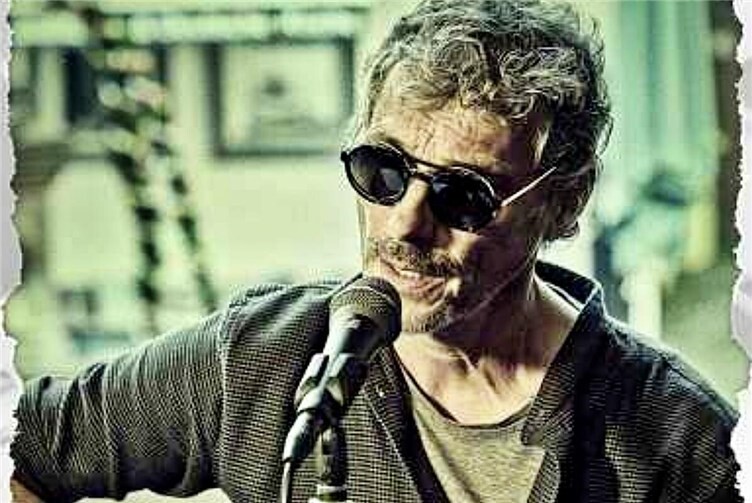 Andreas Riedel ist Singer und Songwriter und steht für handgemachte Musik.
