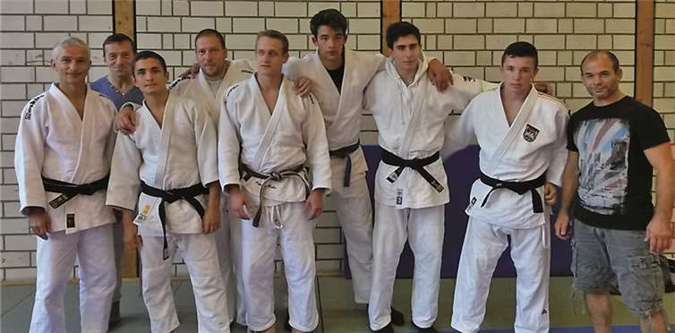 Andreas Sasse, Hubertus Schumacher, Moritz Plafky, Björn Golombek, Robin Gauchel, Sebastian Winzer, Julian Patt, Till-Moritz Riehl und Trainer Kamen Kasabov (v. l.). privat