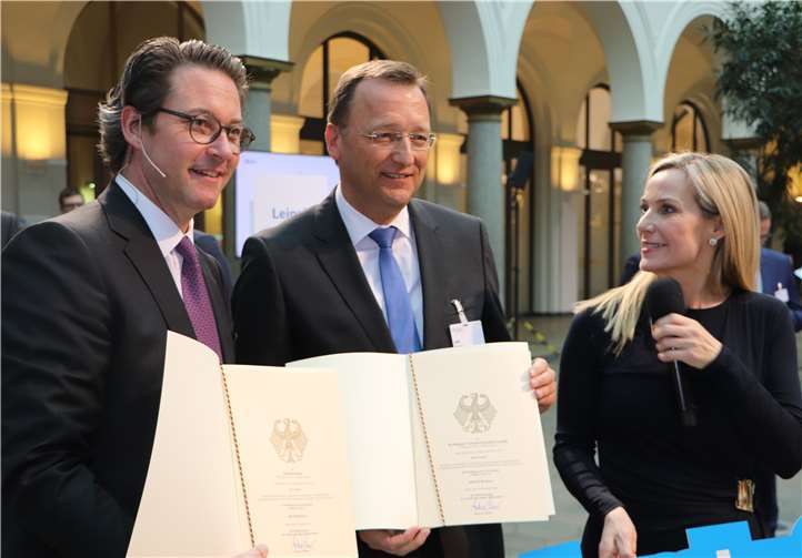 Andreas Scheuer (li.) und Josef Oster bei der Übergabe der Förderbescheide.Quelle: Büro von Josef Oster