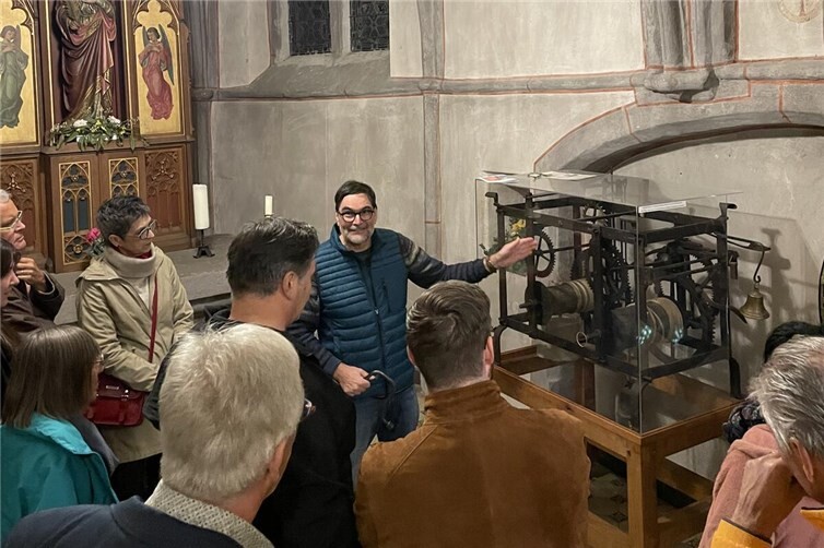 Warum die Kirche keinen Turm hat... Andreas Schmickler erläutert die historischen Merkmale, die er zuvor in seinem Vortrag über die turmlose Kirche in Kirchdaun vorgestellt hat.
