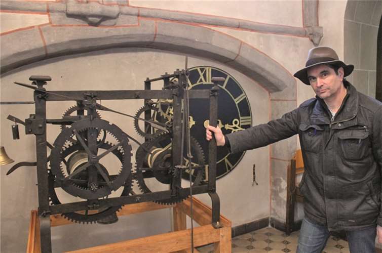 Andreas Schmickler präsentiert stolz sein Werk. RERE