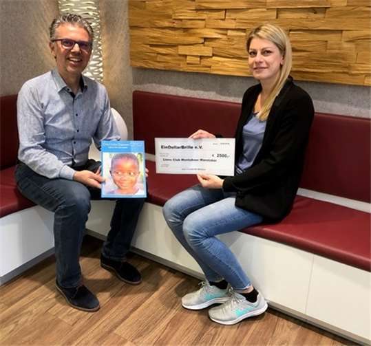 Andreas Schmidt überreichte die Spende an Isabelle Lenz von EinDollarBrille e.V. Lionsclub Mons Tabor Montabaur