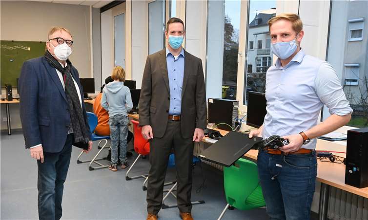 Andreas Schmitt (r.) zeigt Landrat Dr. Jürgen Pföhler und Jörg Hamacher (Mitte), Leiter des Eigenbetriebs Schul- und Gebäudemanagement, die IT-Ausstattung der Schule. Foto: Kreisverwaltung Ahrweiler / Ralf Schuhmann