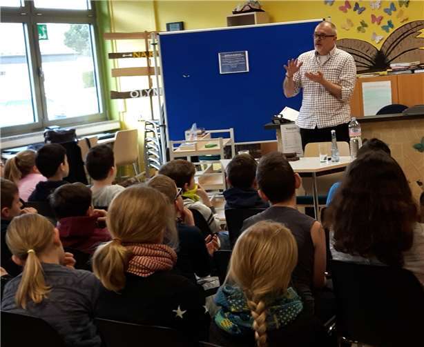 Andreas Schulte besuchte die Realschule plus und FOS Mendig, um den Schülern und Schülerinnen der fünften Klassen sein Buch „Das Siegel des Löwen“ vorzustellen. Foto: privat