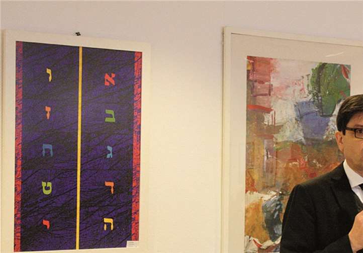 Andreas Schwaegermann begrüßte vor den drei abrahamischen Hauptwerken die Besucher der Ausstellung „Was uns heilig ist“.