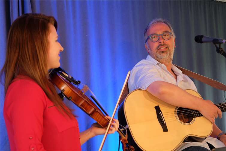 Andreas Sittmann wird unterstützt von Geigerin Isabell Krohn.privat