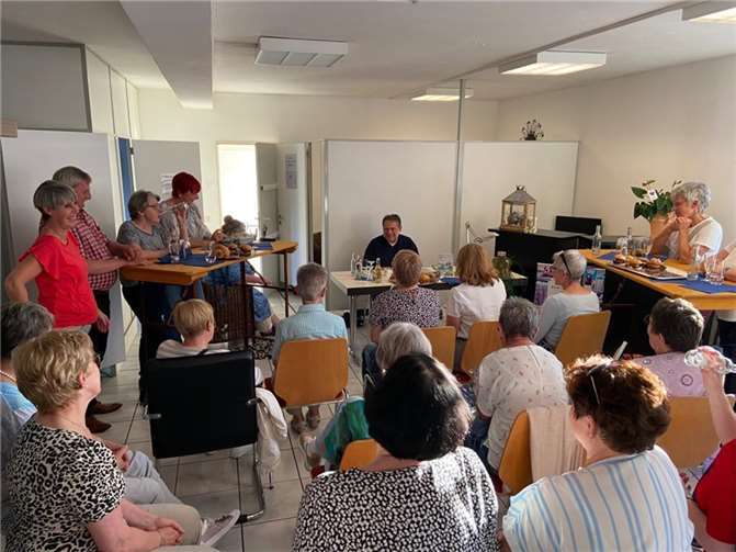 Andreas Stahl präsentierte sein neuestes Werk „Blaue Glücksorte im Westerwald“. Foto: Privat