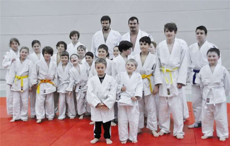 Andreas Tölzer, in der letzten Reihe rechts neben einem der Trainer des Vereins mit der Kindergruppe, die bei diesem Besuch begierig aufnahm, was er erklärte.JC Swisttal