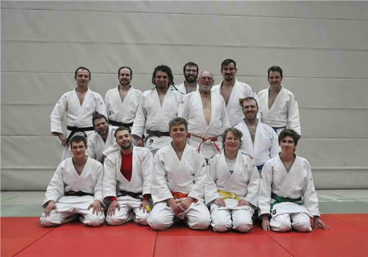 Andreas Tölzer und die Erwachsenengruppe des Judo Club Swisttal e.V.JC-Swisttal