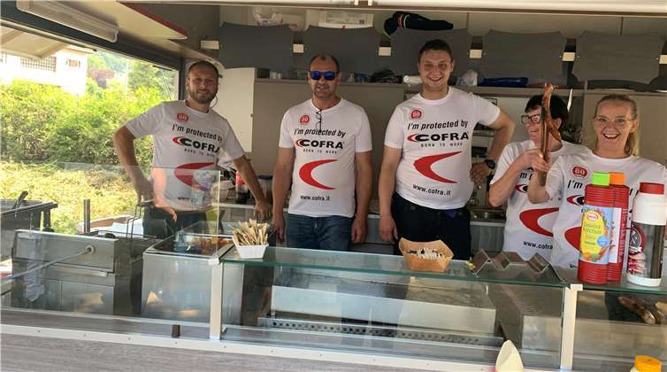 Andreas Übleis (Zweiter von links) mit einem Teil seines Teams in den neuen, gesponserten T-Shirts.Foto: privat