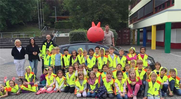 Andreas Wehlen, Fachberater für Verkehrserziehung im Kreis Ahrweiler, übergab die reflektierenden Sicherheitswesten an die Erstklässler der Burgbrohler Grundschule. privat