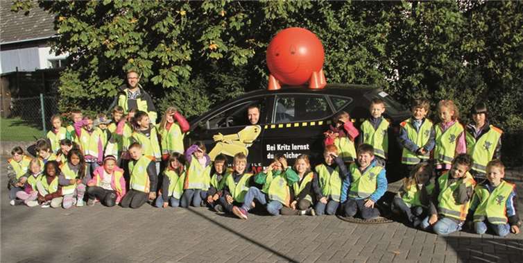 Andreas Wehlen übergab die leuchtenden Westen an die Kleinen.privat
