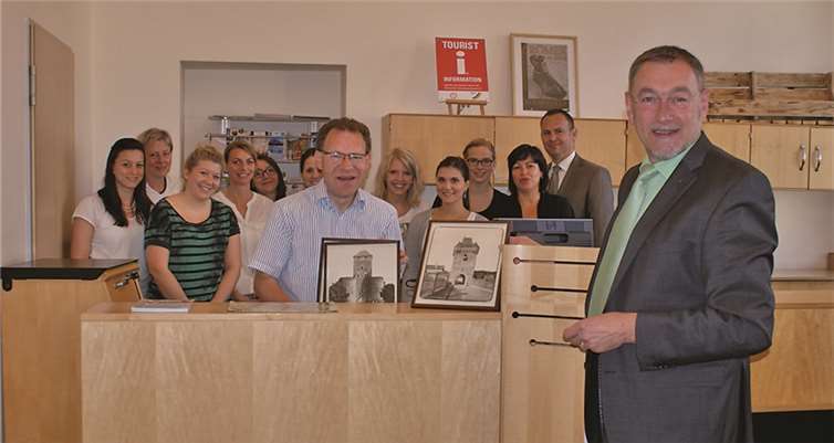 Andreas Wittpohl, r., und das Team des Ahrtal-Tourismus bedanken sich bei Heinz Schönewald, m., für 25 Jahre Tourismus-Arbeit.privat