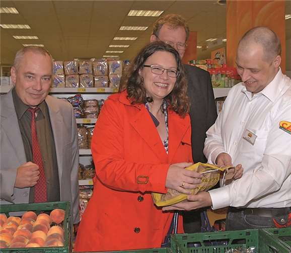 Andreas Wollmann, Andrea Nahles und Franz-Josef Windisch informieren sich bei Marktleiter Martin Scheunemann im CAP-Markt von Niederbachem. SPD-Wachtberg