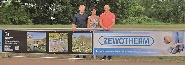 Andreas Ziegler (r.) übergab seine Bandenwerbung an Michaela Jüris und Sebastian Schroeter.privat