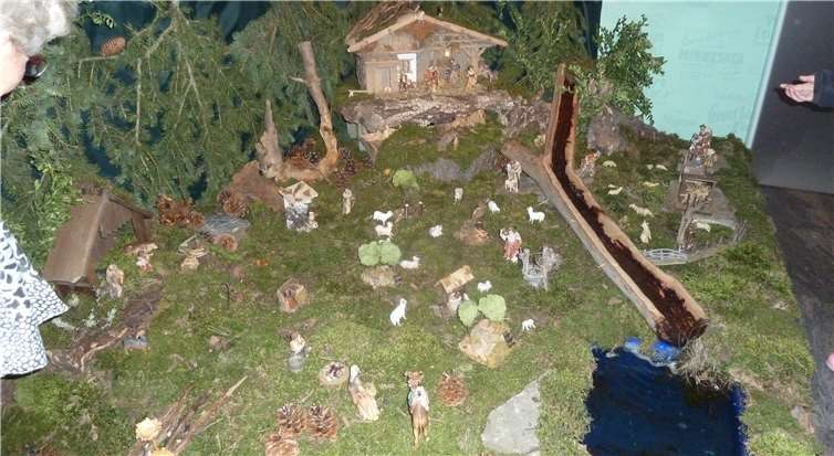 Andreas und Elke Doll öffneten das 20. Türchen des Lebendigen Adventskalenders und alle Gäste konnten die tolle Krippenlandschaft mit den kostbaren Figuren aus Oberstdorf besichtigen. HB