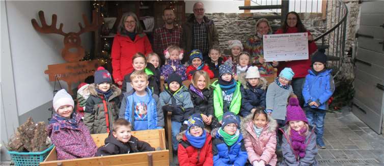 Andreas und Werner Nachtsheim überreichten einen Scheck an die Kinder und Erzieherinnen.Foto: privat