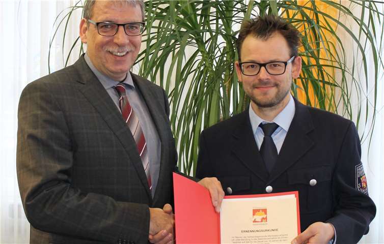 Andree Stein (l.) überreichte die Ernennungsurkunde an Lukas Schattner, der nun Stellvertretender Wehrführer der Freiwilligen Feuerwehr Eitelborn ist. VG Montabaur