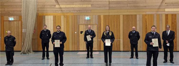Andree Stein (r.), Erster Beigeordneter und Brandschutzdezernent der Verbandsgemeinde Montabaur, ernannte Albrecht zum Wehrführer. Zu den Gratulanten zählten Jens Weinriefer und Hans-Joachim Klimke (l.) von der Wehrleitung der Verbandsgemeinde Montabaur sowie Markus Schneider (3.v.r), der Stellvertretende Wehrführer Neuhäusel. Sie freuen sich über einen weiteren engagierten Wehrführer in ihren Reihen. Zwei weitere Ernennungen rundeten eine erfolgreiche Versammlung ab: Stein ernannte Peter Marx (3.v.l.) zum Brandmeister und Lisa Best (Löschgruppe Kadenbach) zur Feuerwehrfrau. Foto: VG Montabaur