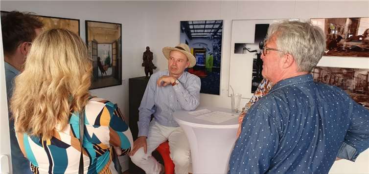 Andreu Ginestet im Gespräch mit Kunstinteressierten. Copyright: Thomas Röttcher