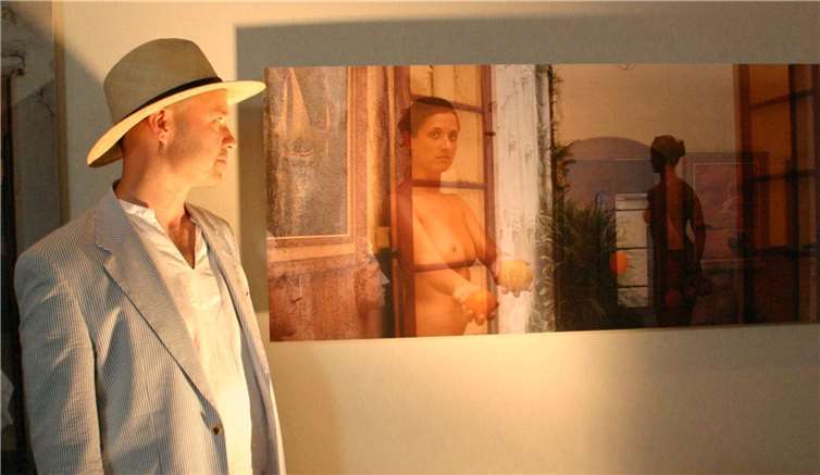 Andreu Ginestet mit einer seiner Fotografien in Cannes 2009.  Fotos: Galerie H1