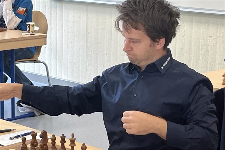 Andrij Volokitin, ukrainischer Großmeister, am Brett für den Schachclub Remagen-Sinzig