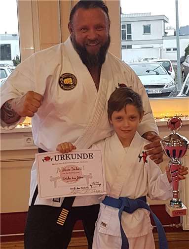 Andy Delies mit seinem geehrten Sohn Nevio Delies. Foto: privat