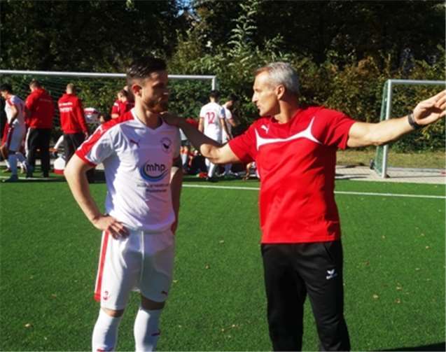 Andy Drysch, der Trainer des SV Rot-Weiß Merl, weist Bibi Kaspers in seine Aufgabe als Innenverteidiger ein.privat