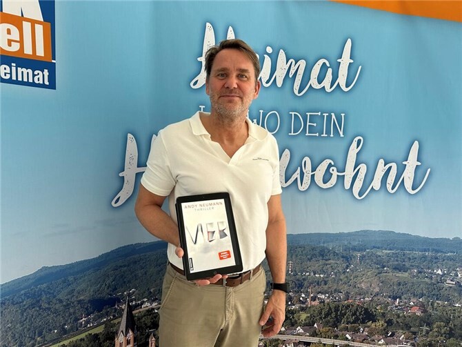 Andy Neumann mit seinem neuen Buch „Vier“ bei einem Besuch bei BLICK aktuell.  Foto: ROB