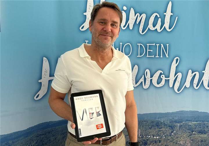 Andy Neumann mit seinem neuesten Thriller „Vier“.  Foto: ROB