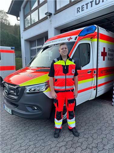 Andy Palm ist im dritten Lehrjahr und absolviert seine Ausbildung zum Notfallsanitäter in der DRK-Rettungswache Remagen. Foto: Gerd Hennes / DRK-Kreisverband Ahrweiler e.V.)